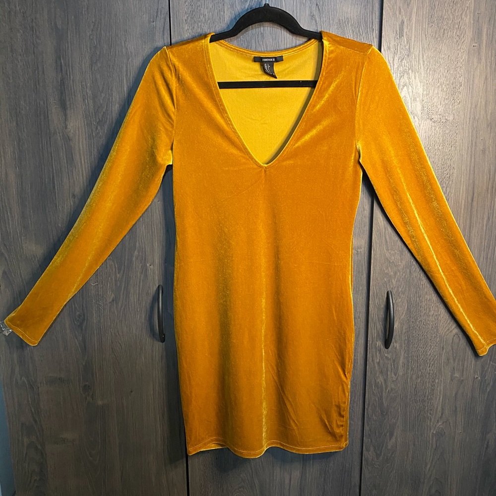 Yellow, form fiting dress